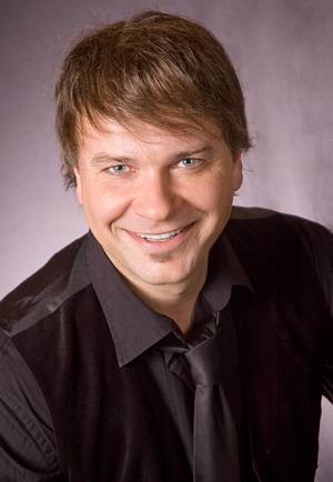 Hire Scott Alexander for an event.