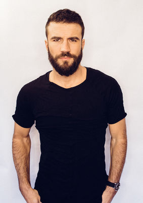 Hire Sam Hunt for an event.